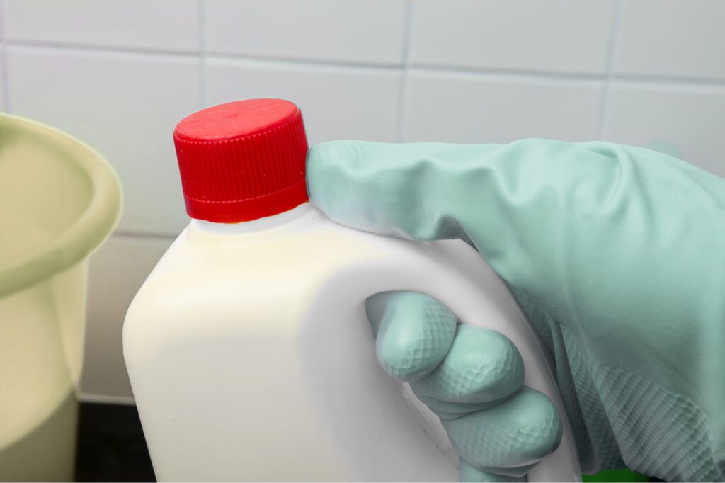 pourquoi la javel sent comme le pipi de chat