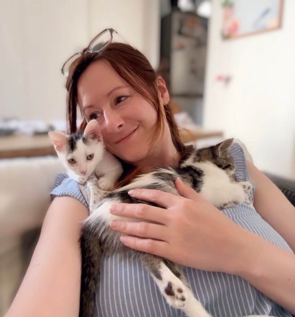 marion ruffié et deux chatons en famille d'accueil